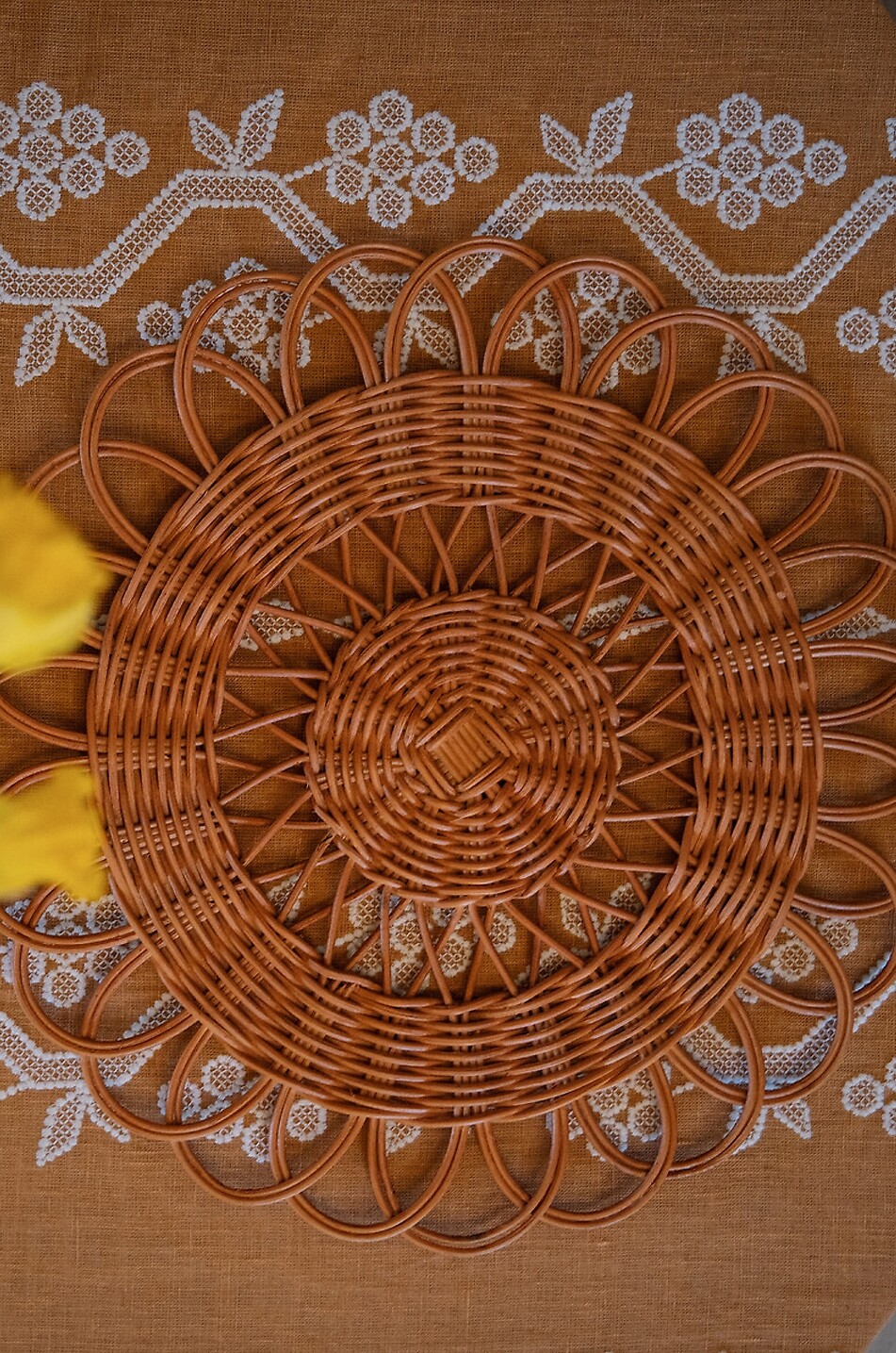 SHARLAND ENGLAND Runder Tischset aus Rattan Rattan Haus BRAUN 5