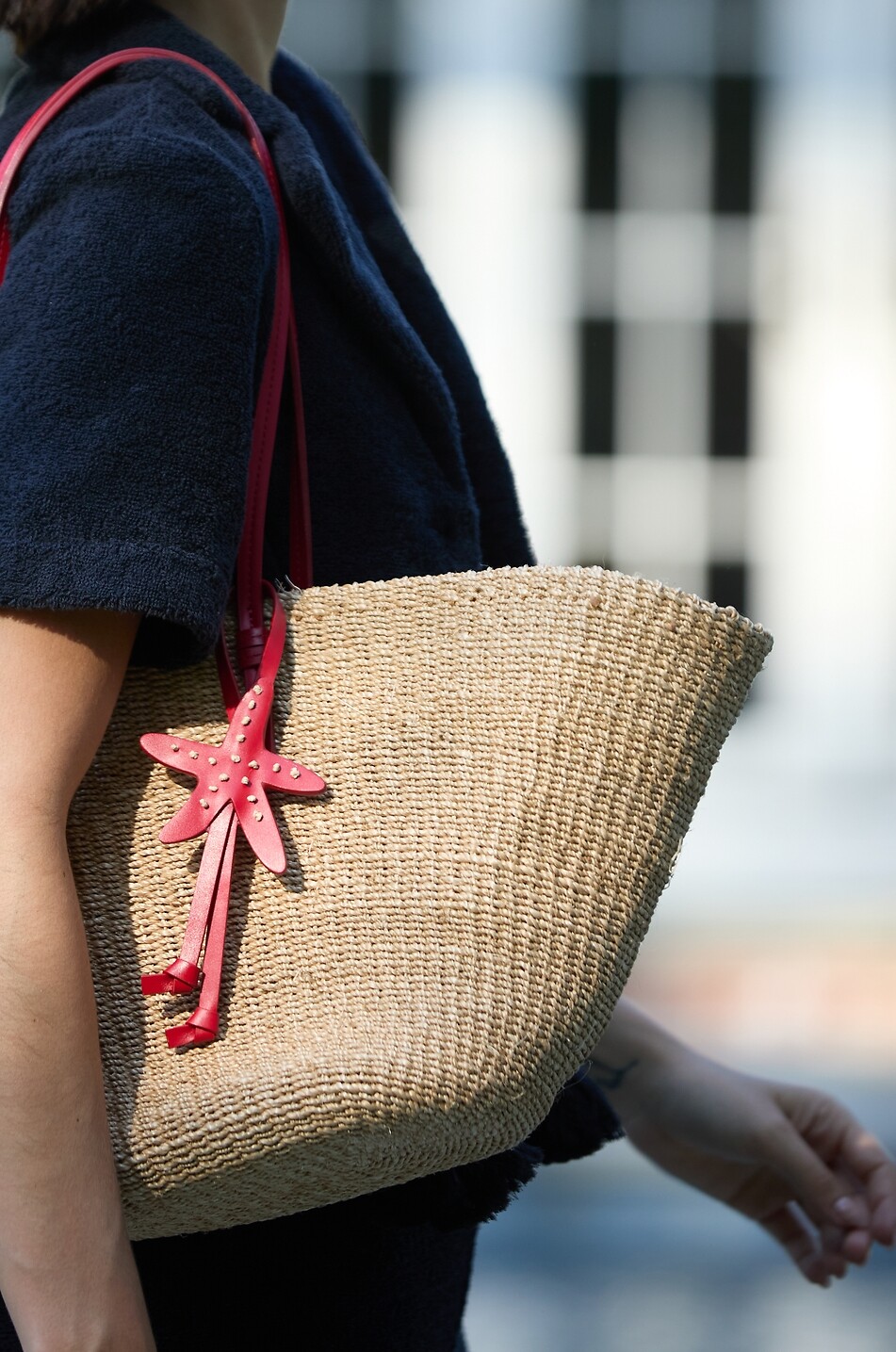 POOLSIDE Geflochtener Shopper aus Bast und Leder East West Charm Damen ROT 3