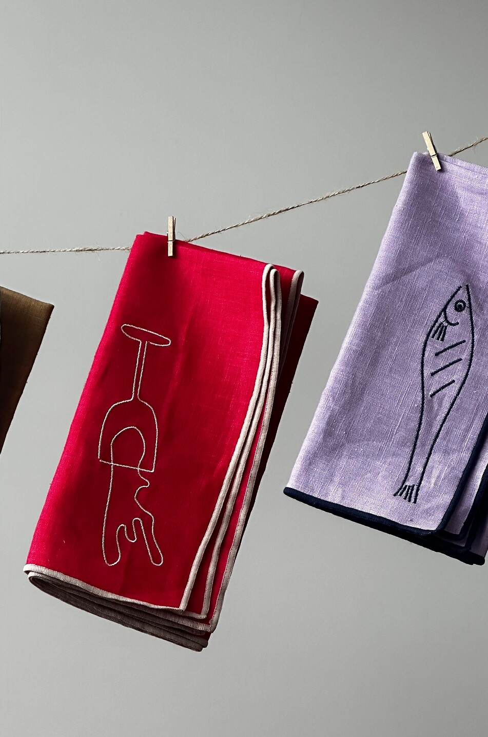 MAEGEN Lot de deux serviettes de table en lin brodé motif poisson Maison VIOLET 3