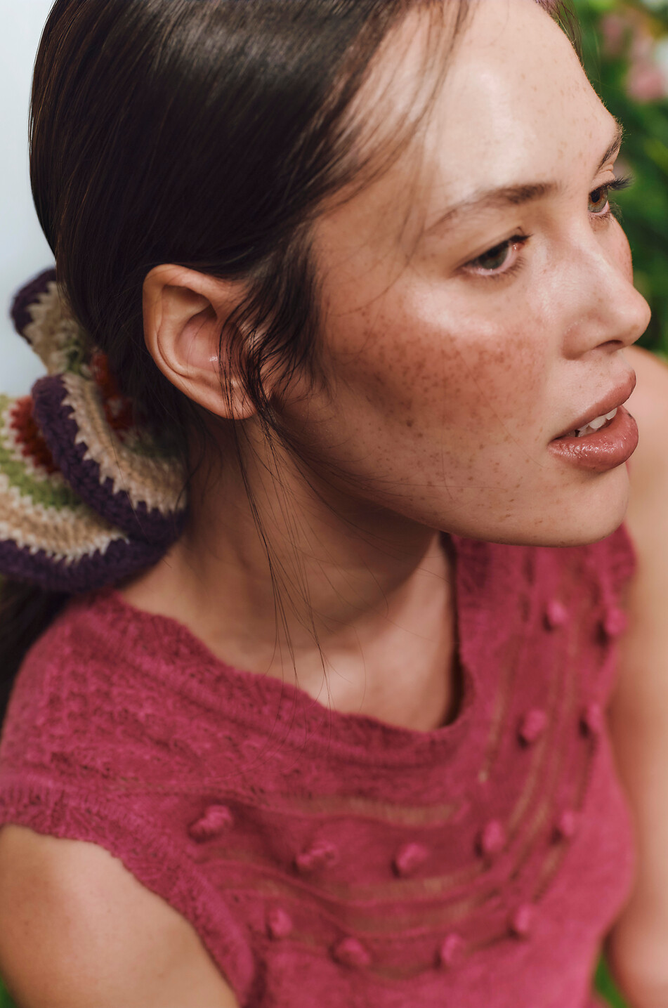 MARIEMARIE AMSTERDAM Übergrosse runde Haarspange aus gestreiftem Häkelstoff Unisex DUNKELVIOLETT 2