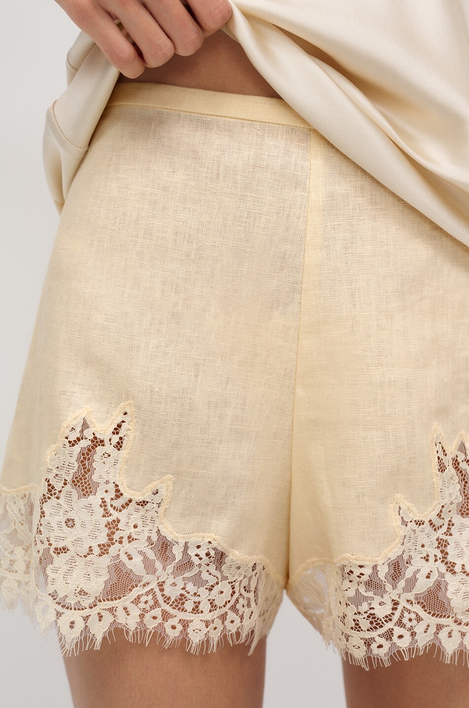 REFORMATION Short en lin orné de dentelle Fern Femme JAUNE CLAIR 5