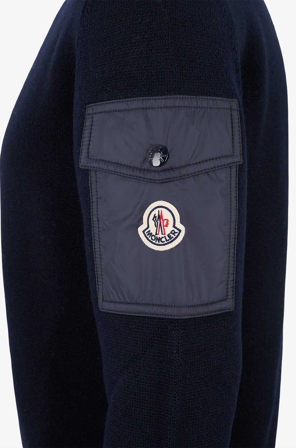 MONCLER Pull à col rond en laine vierge à poche cargo en nylon sur la manche Homme BLEU FONCE 3