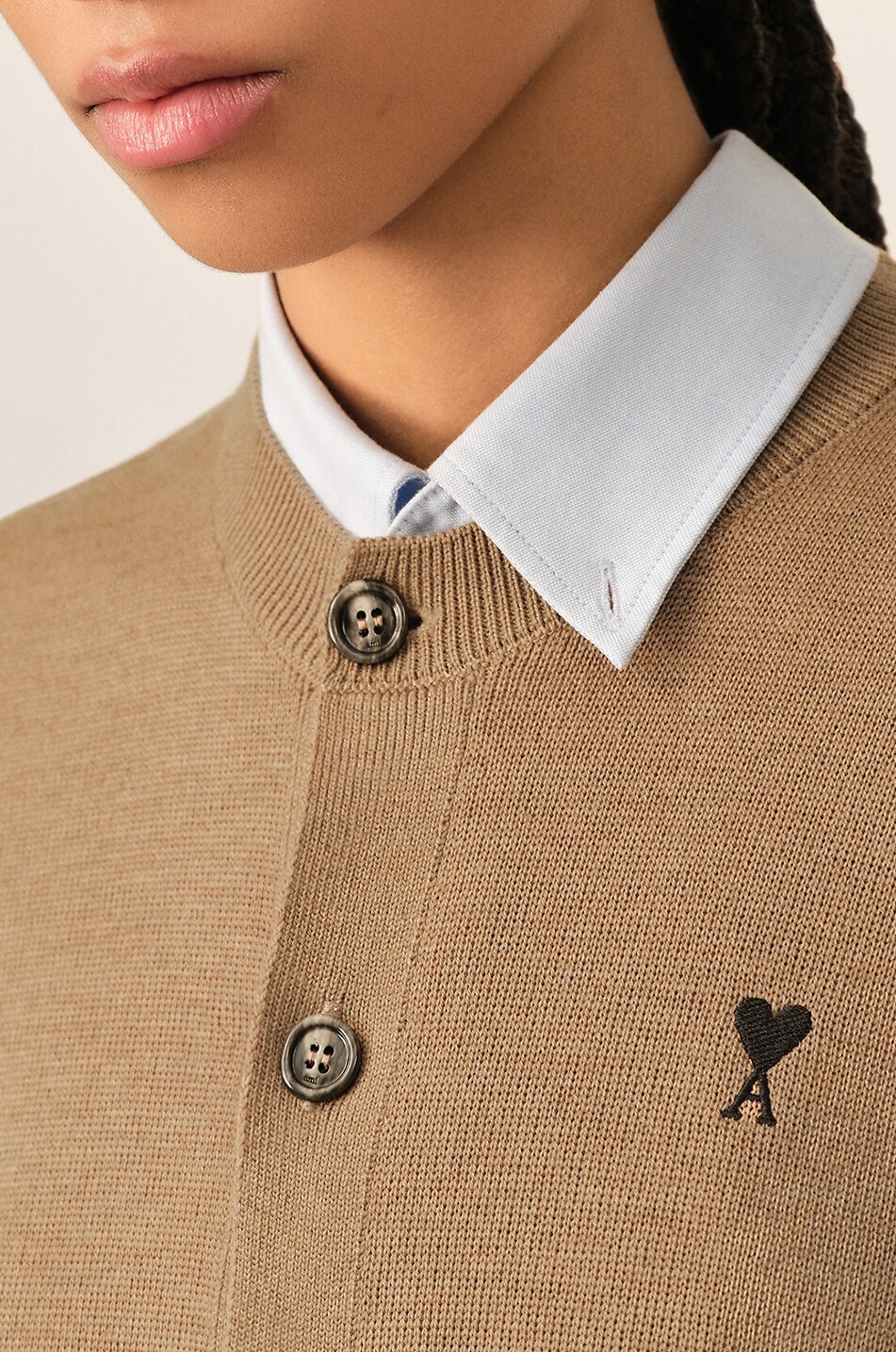 AMI Cardigan ajusté boutonné à col rond en laine Ami de Coeur Femme CAMEL 4