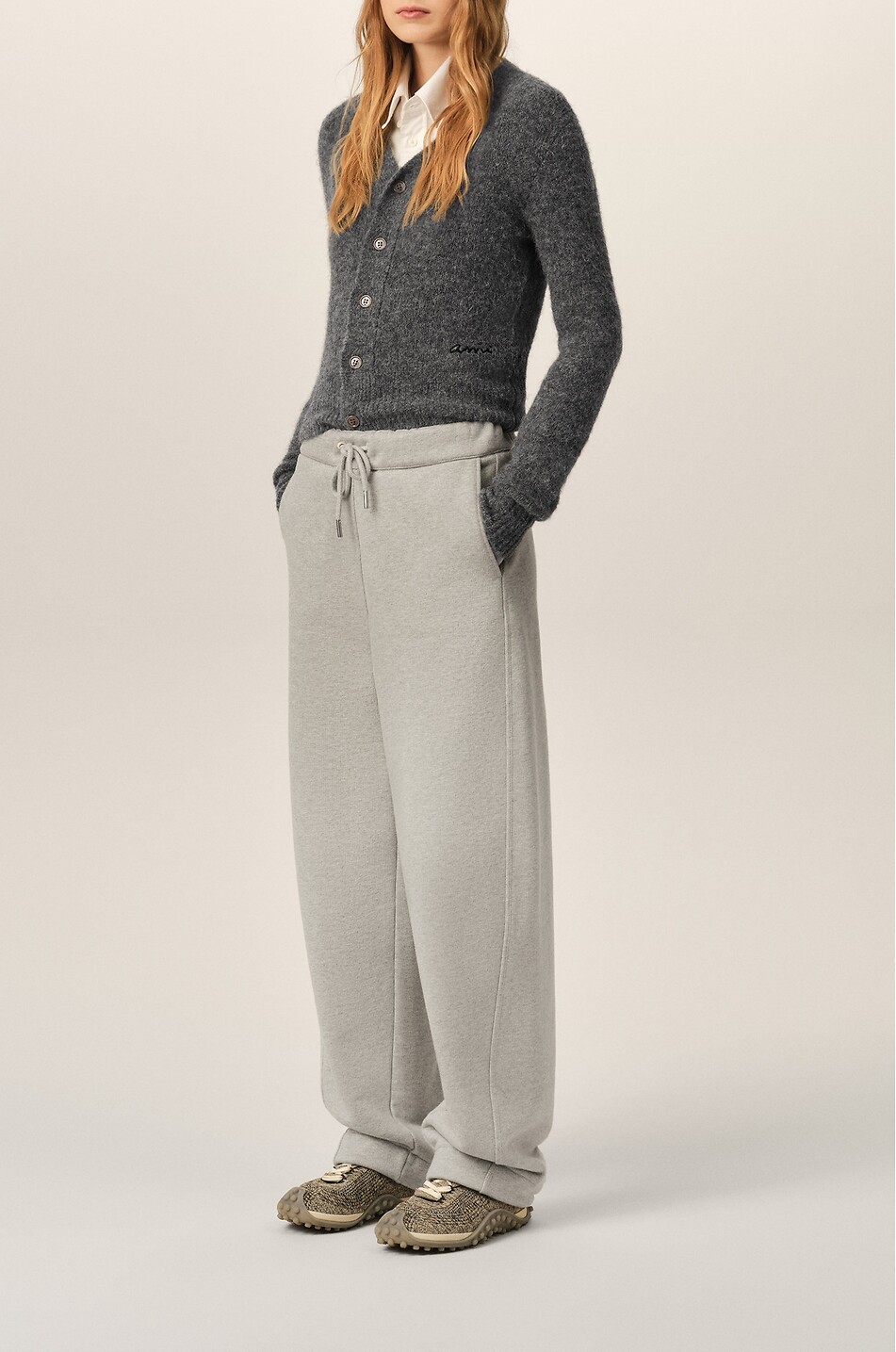 AMI Pantalon de jogging carotte en molleton de coton Ami Paris Femme GRIS 3
