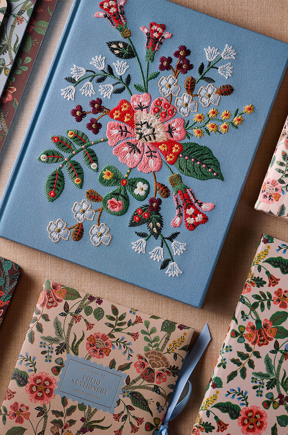 RIFLE PAPER & CO Carnet de croquis brodé à motif floral Gracie Maison BLEU 3