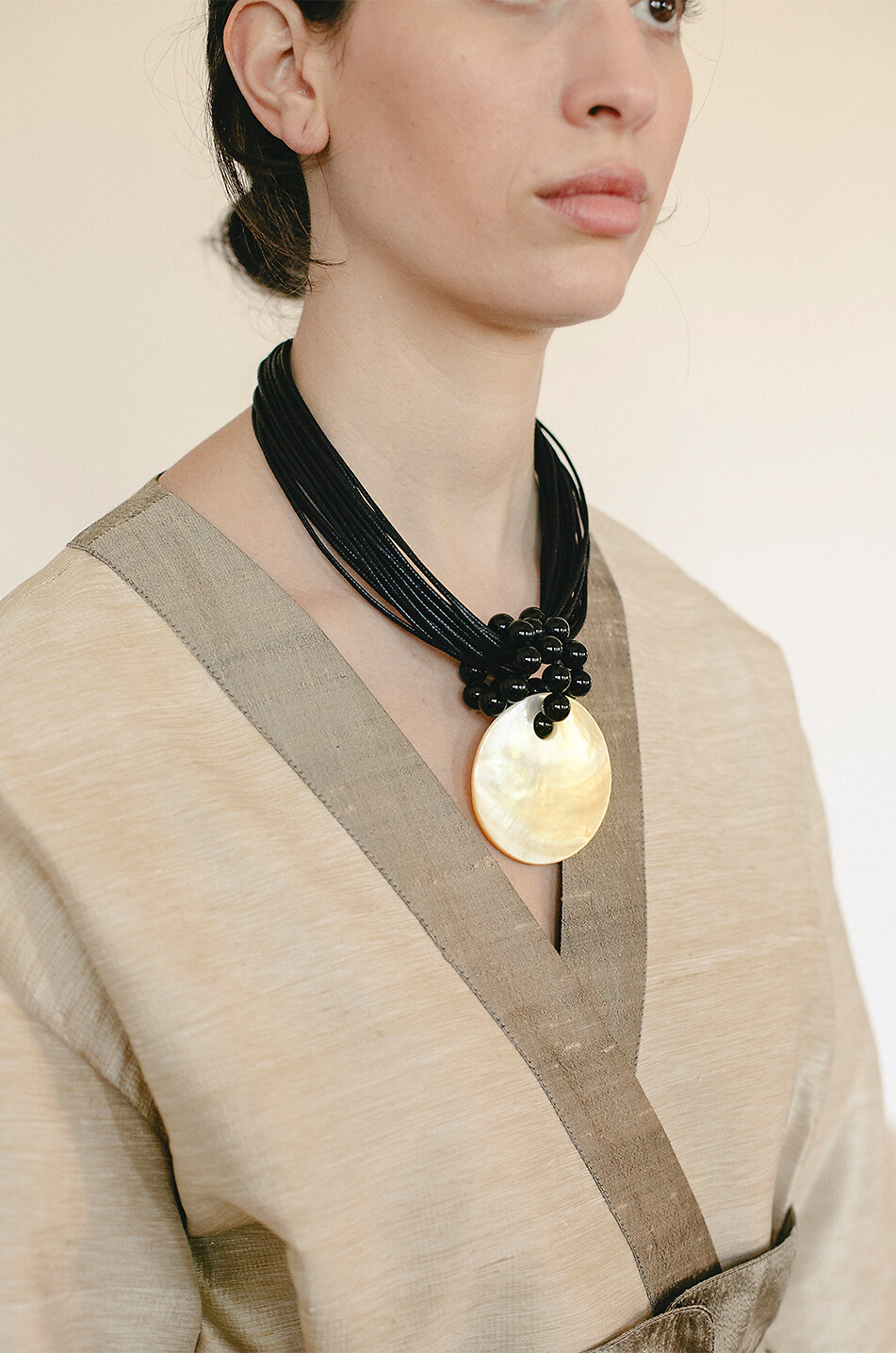 LE SUNDIAL Mehrsträngige Kordel-Kette mit Onyx und Perlmutt The Ivory Eclipse Damen BUNT 2