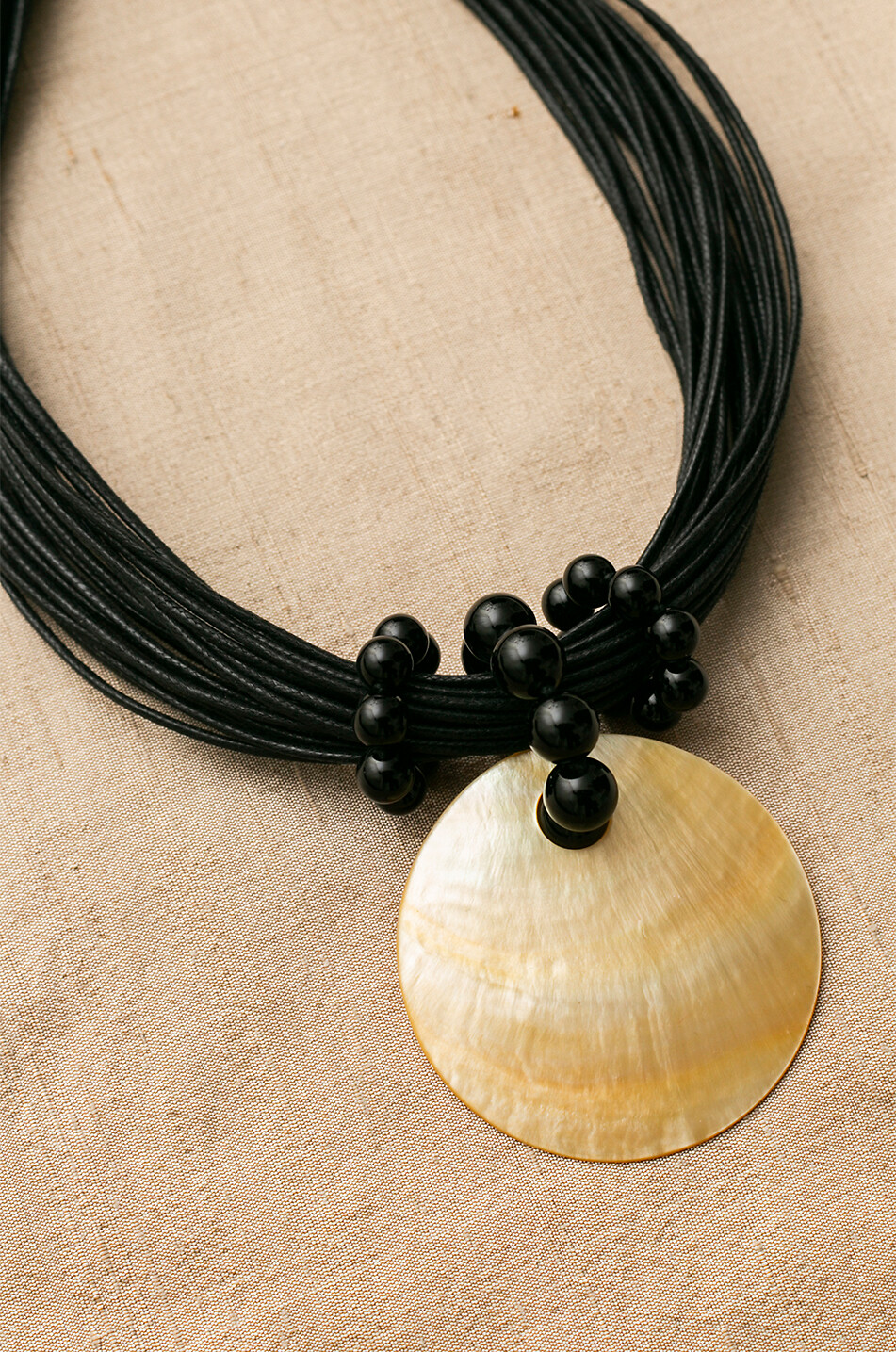 LE SUNDIAL Mehrsträngige Kordel-Kette mit Onyx und Perlmutt The Ivory Eclipse Damen BUNT 3