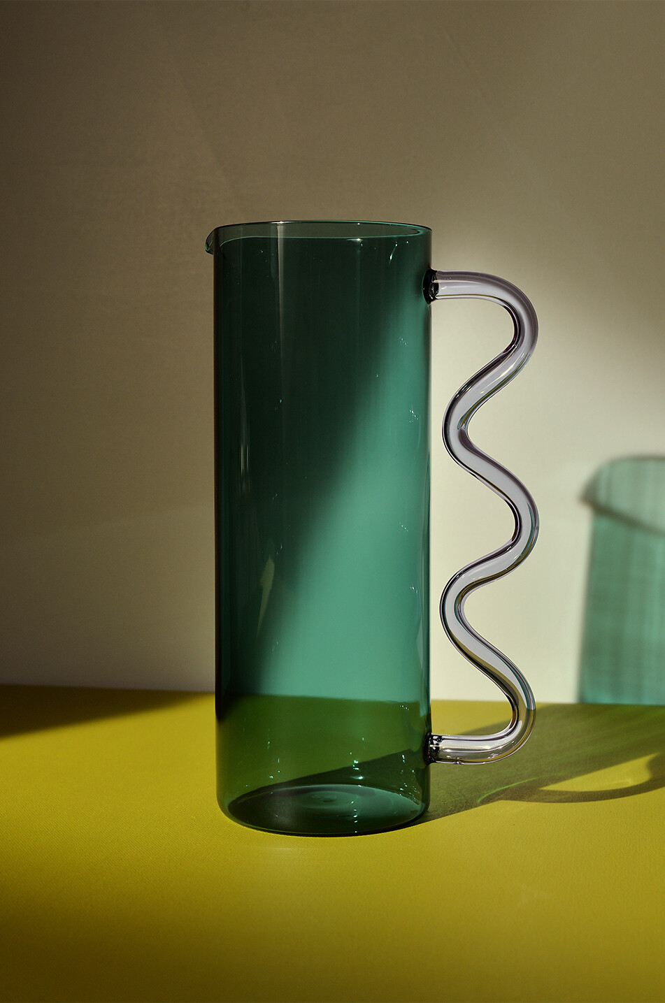 SOPHIE LOU JACOBSEN Carafe en verre borosilicate à anse ondulée Wave Pitcher Maison VERT 2