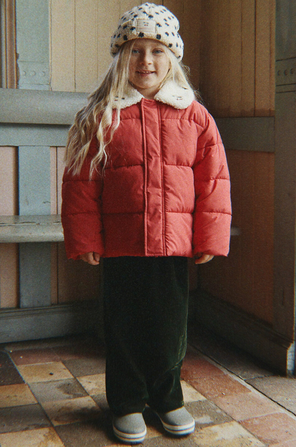 KONGES SLØJD Kurze Daunenjacke mit besticktem Bubikragen für Mädchen Alpi Mädchen ROT 5