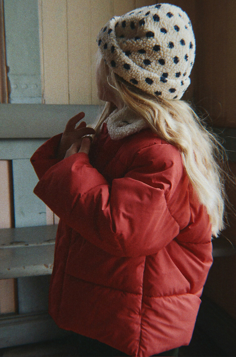 KONGES SLØJD Kurze Daunenjacke mit besticktem Bubikragen für Mädchen Alpi Mädchen ROT 6