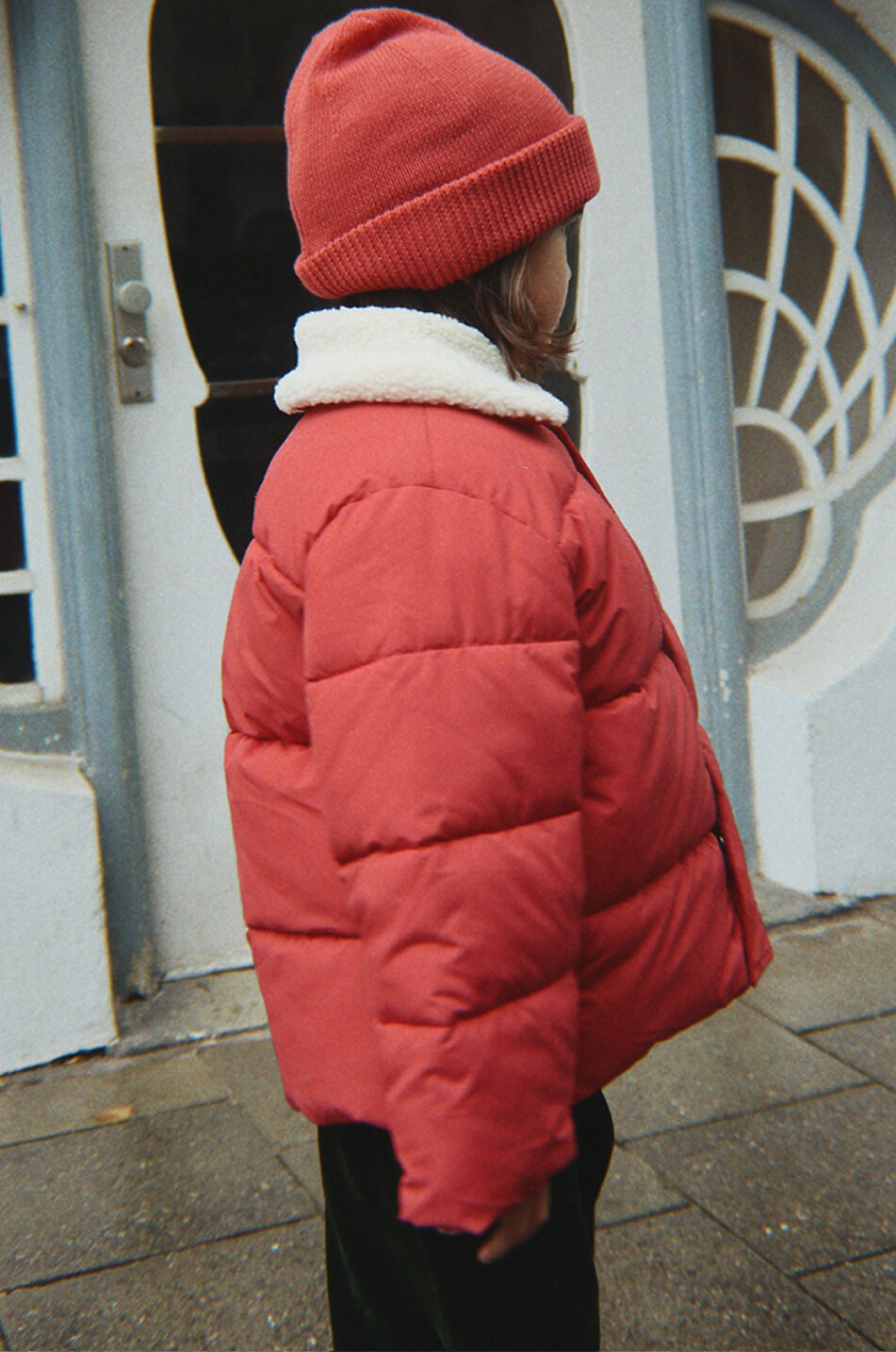 KONGES SLØJD Kurze Daunenjacke mit besticktem Bubikragen für Mädchen Alpi Mädchen ROT 8