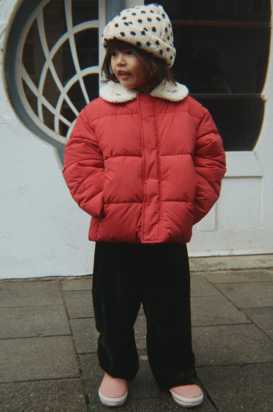 KONGES SLØJD Kurze Daunenjacke mit besticktem Bubikragen für Mädchen Alpi Mädchen ROT 3