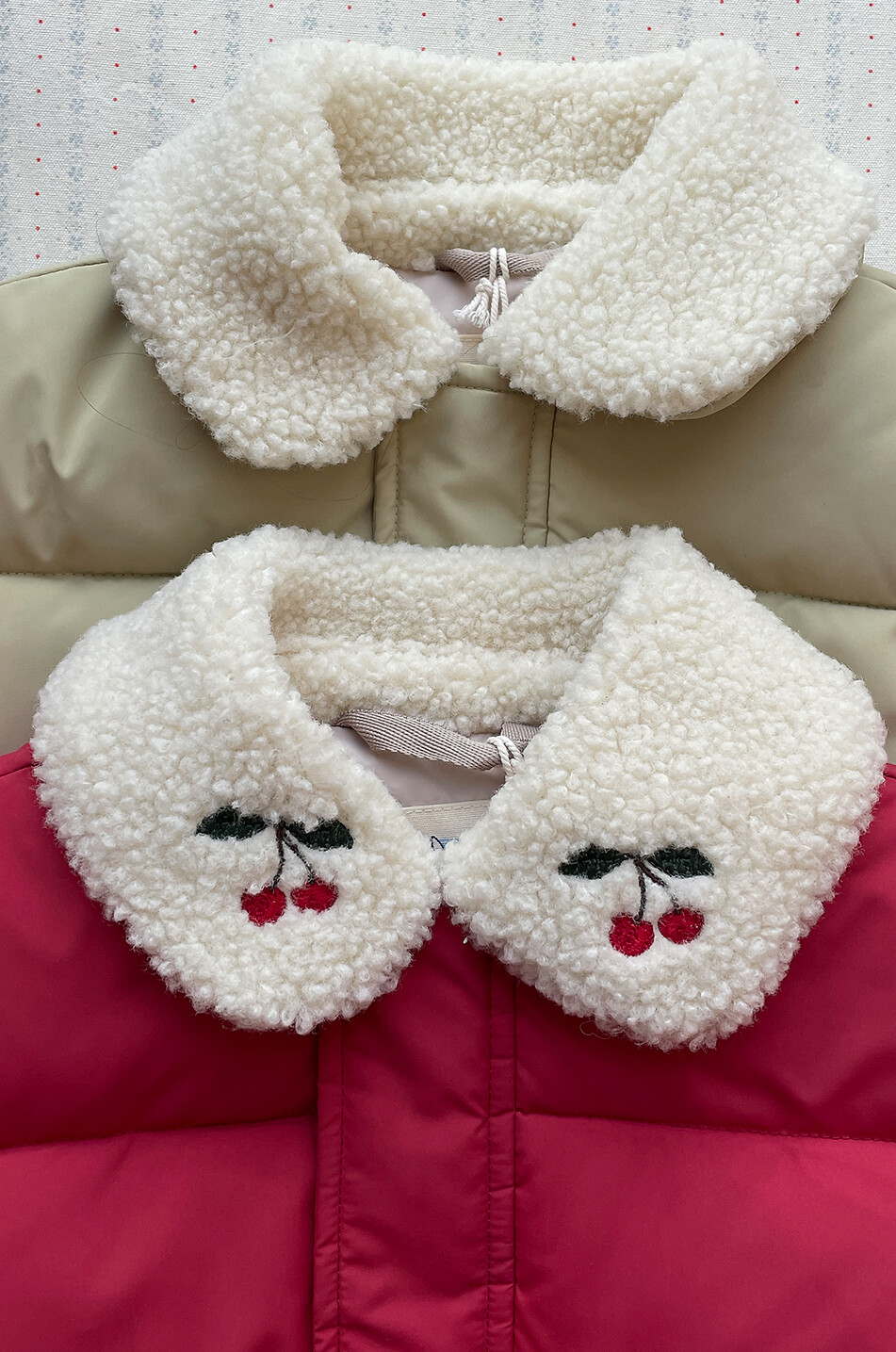 KONGES SLØJD Kurze Daunenjacke mit besticktem Bubikragen für Mädchen Alpi Mädchen ROT 4