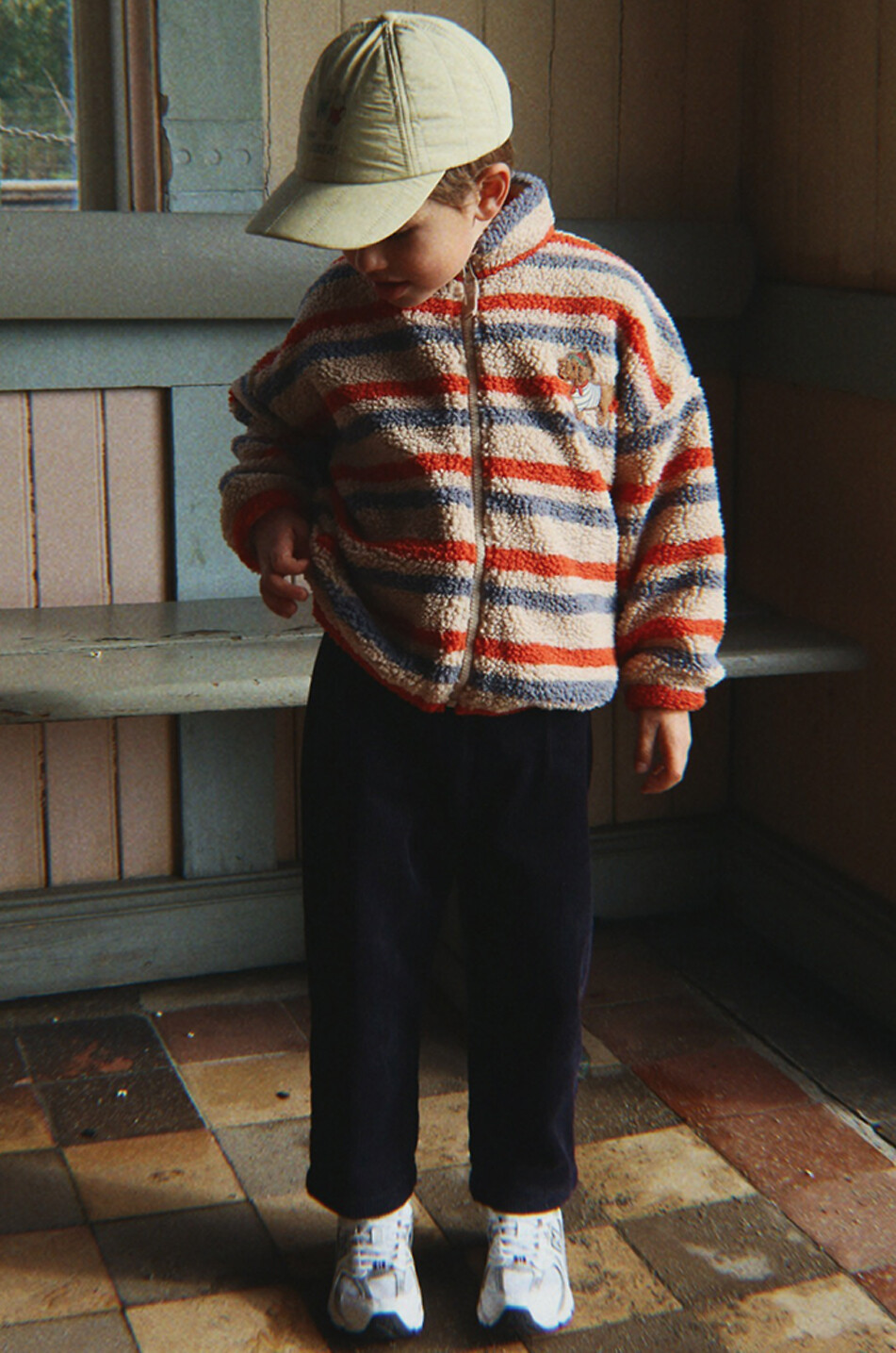 KONGES SLØJD Kinder-Fleecejacke mit Motiven und Stickereien Jody Unisex BUNT 7