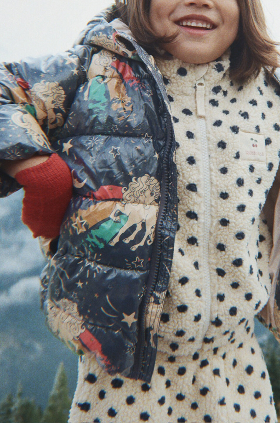 KONGES SLØJD Kinder-Fleecejacke mit Motiven und Stickereien Jody Unisex Hellbeige 5