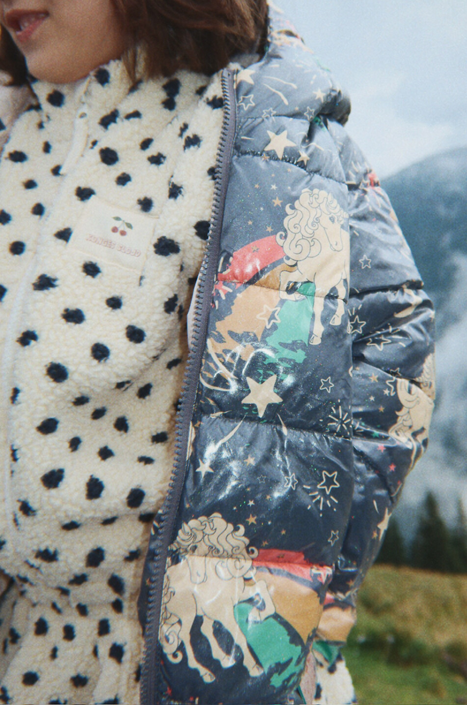 KONGES SLØJD Kinder-Fleecejacke mit Motiven und Stickereien Jody Unisex Hellbeige 3