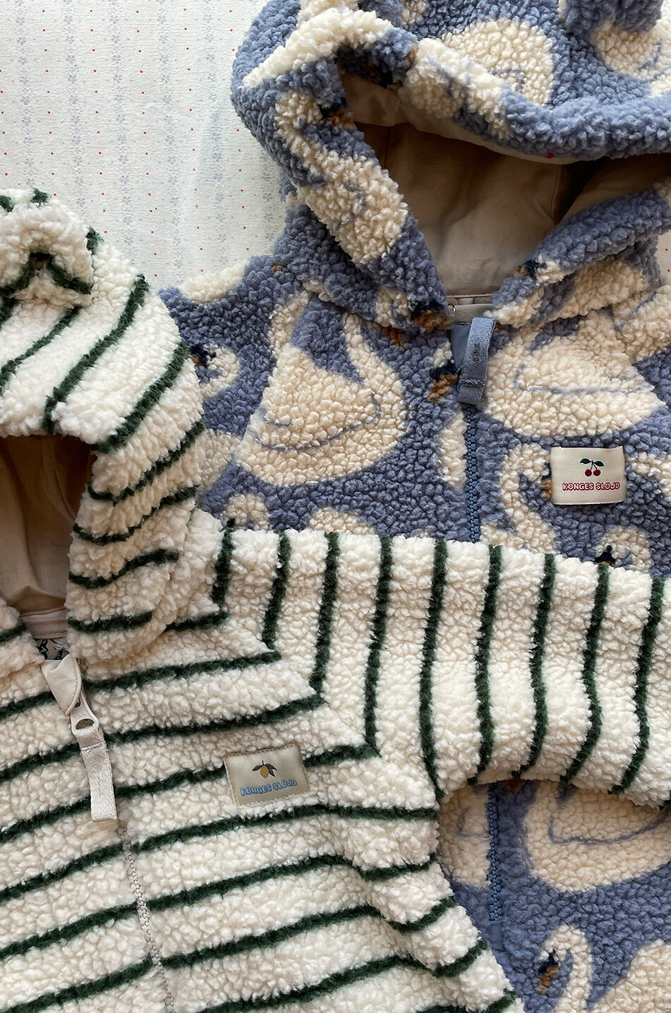 KONGES SLØJD Bedruckter Baby-Fleece-Overal mit Kapuze Jody Baby Hellbeige 4