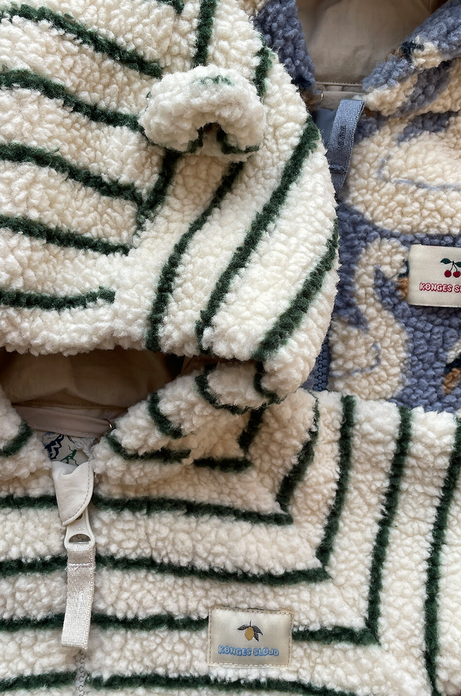 KONGES SLØJD Bedruckter Baby-Fleece-Overal mit Kapuze Jody Baby Hellbeige 3