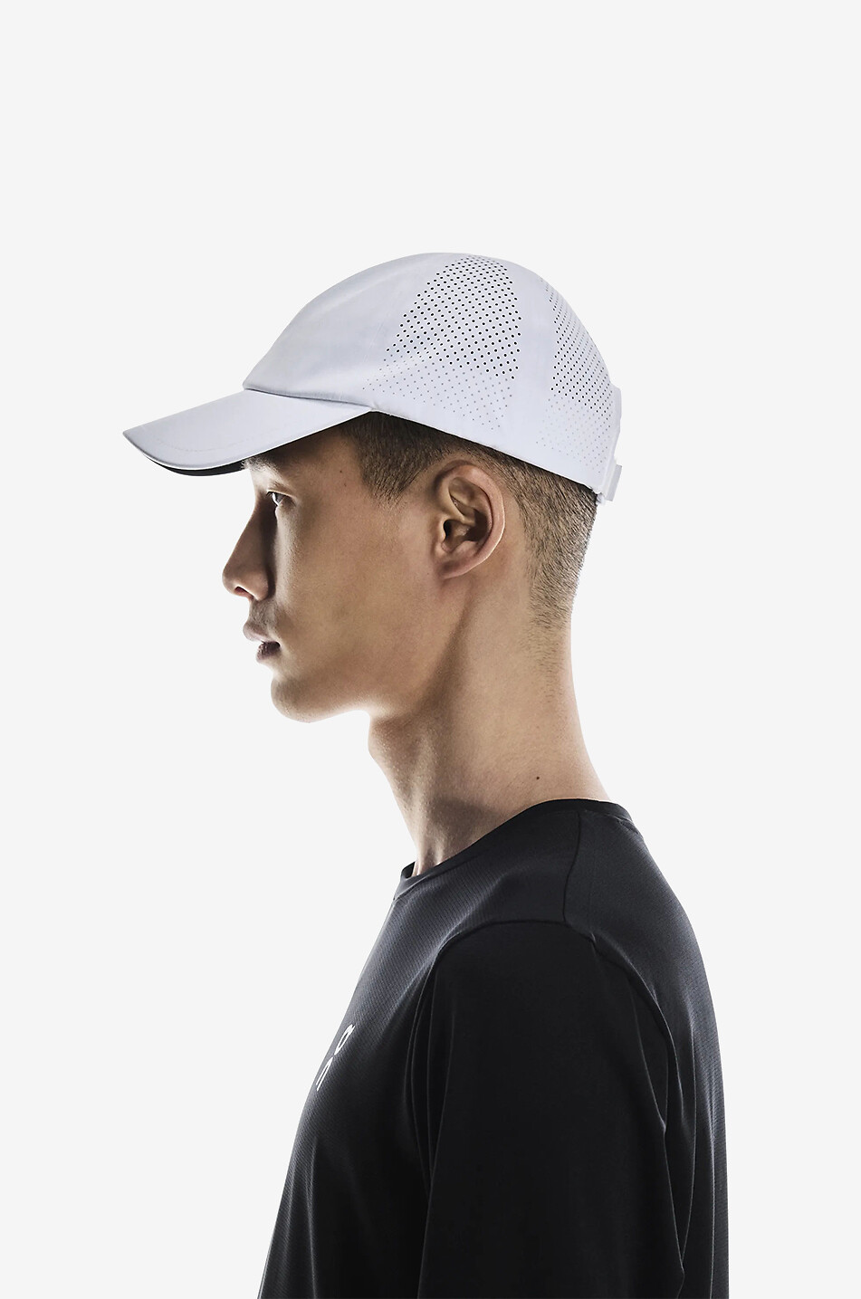 ON Casquette en tissu technique perforé Court  BLANC 3