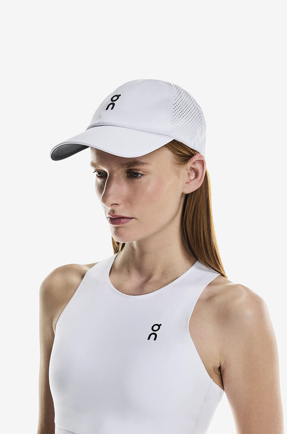 ON Casquette en tissu technique perforé Court  BLANC 4