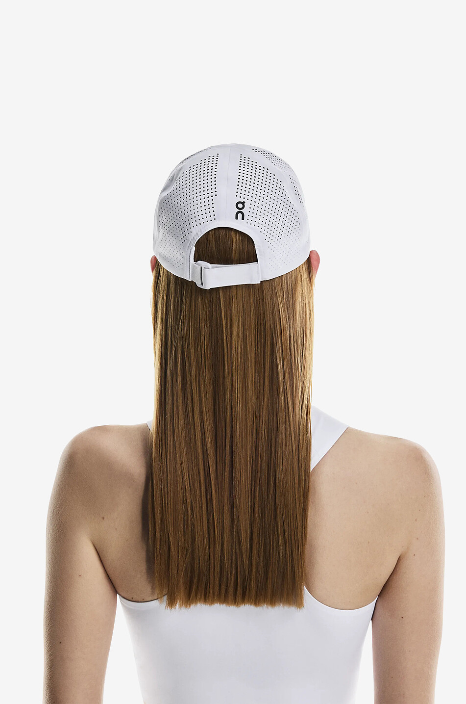 ON Casquette en tissu technique perforé Court  BLANC 5