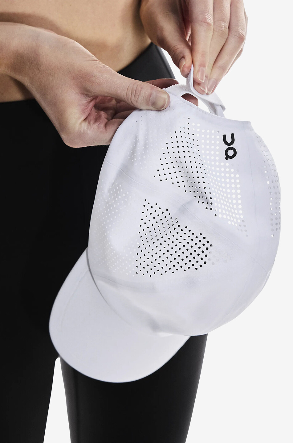 ON Casquette en tissu technique perforé Court  BLANC 6