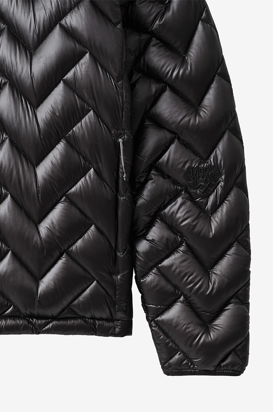 BLACKCROWS Kurze Steppjacke mit Kapuze im Chevronmuster Plumis Micro Down Herren SCHWARZ 8