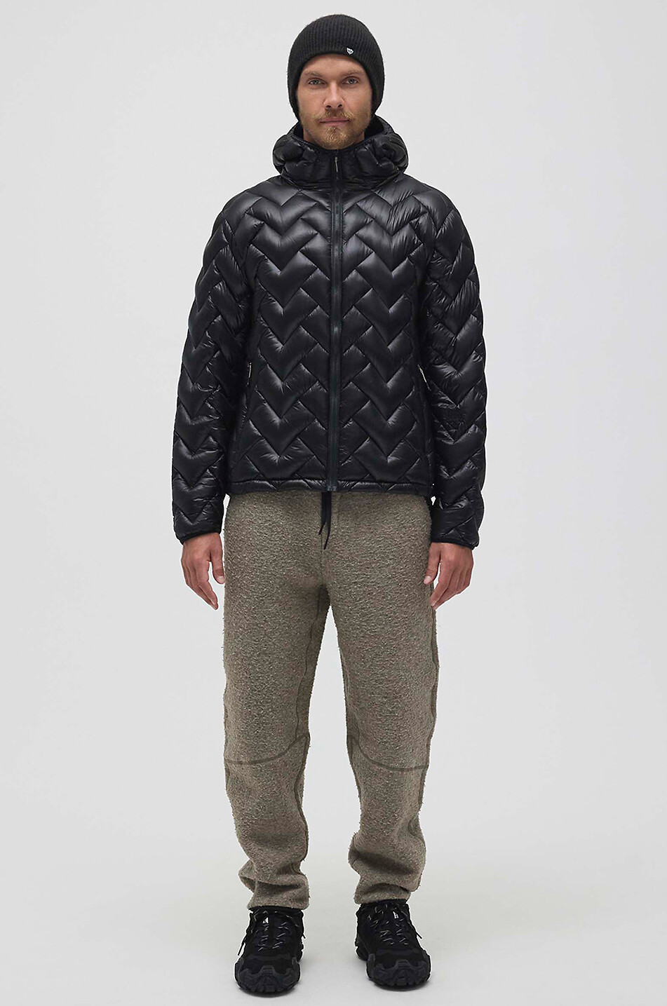 BLACKCROWS Kurze Steppjacke mit Kapuze im Chevronmuster Plumis Micro Down Herren SCHWARZ 3