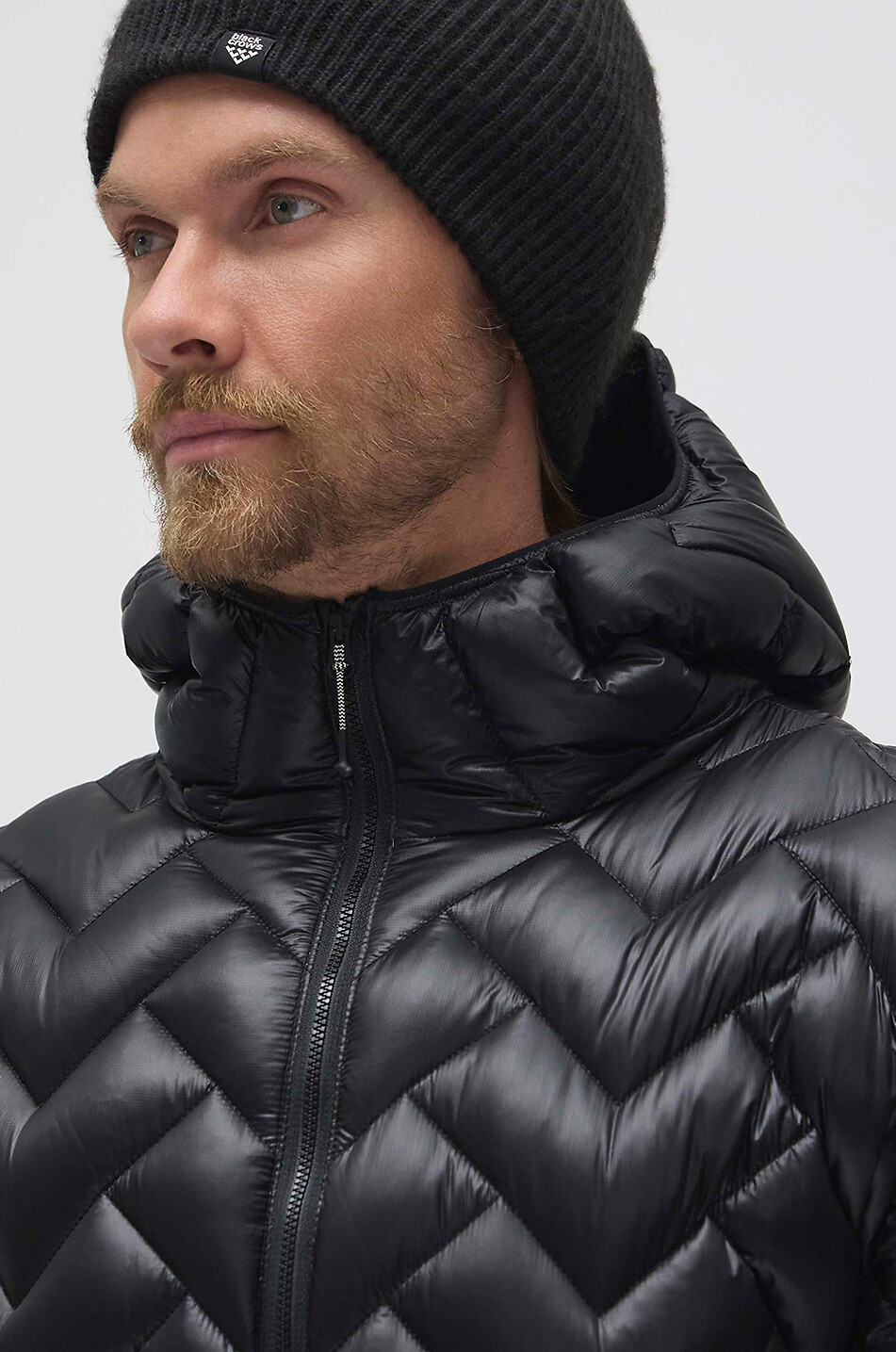 BLACKCROWS Kurze Steppjacke mit Kapuze im Chevronmuster Plumis Micro Down Herren SCHWARZ 7